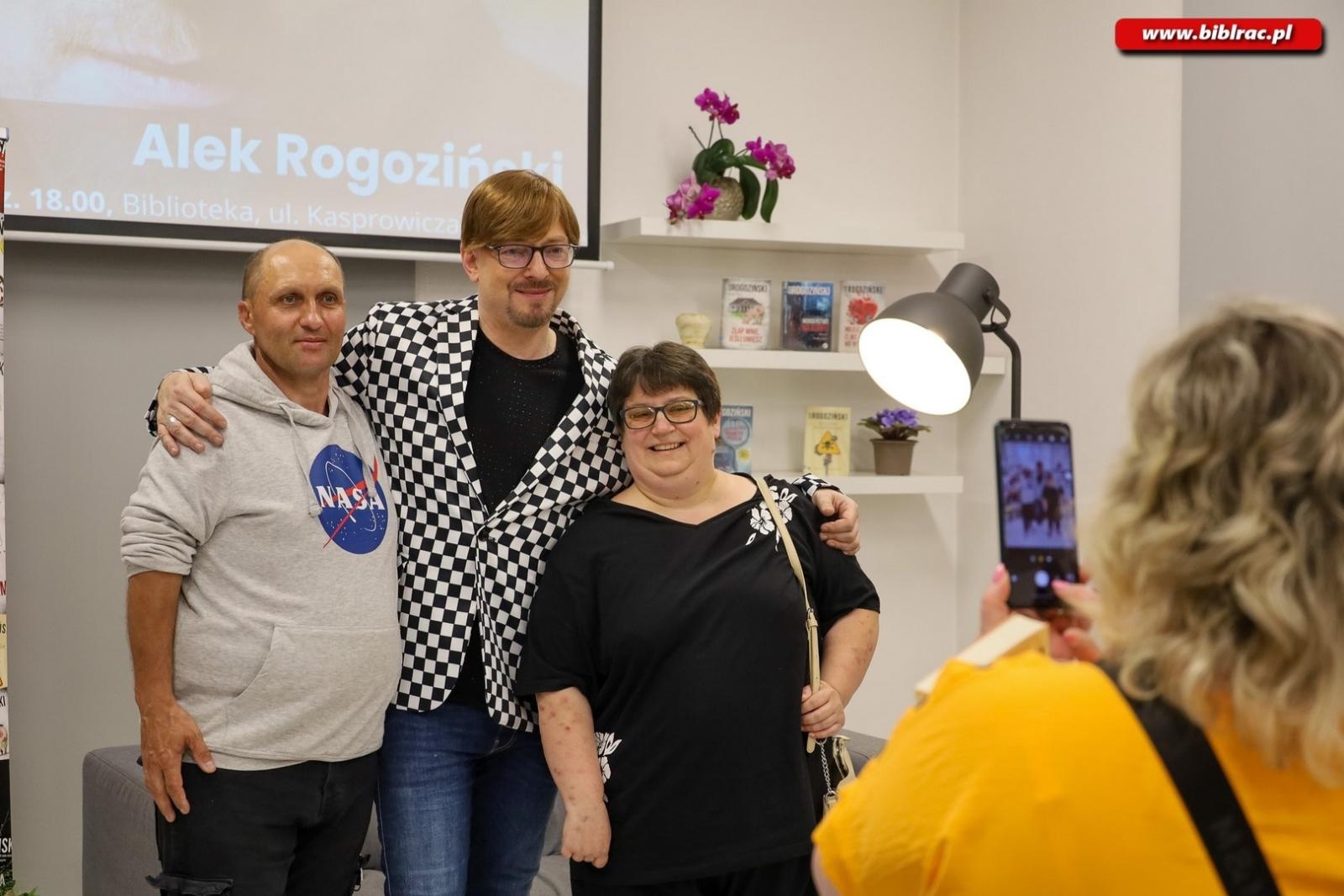 Zdjęcie w galerii na portalu naszraciborz.pl: Przez Kożuchowską został pisarzem! Alek Rogoziński gościem biblioteki wiadomości z regionu