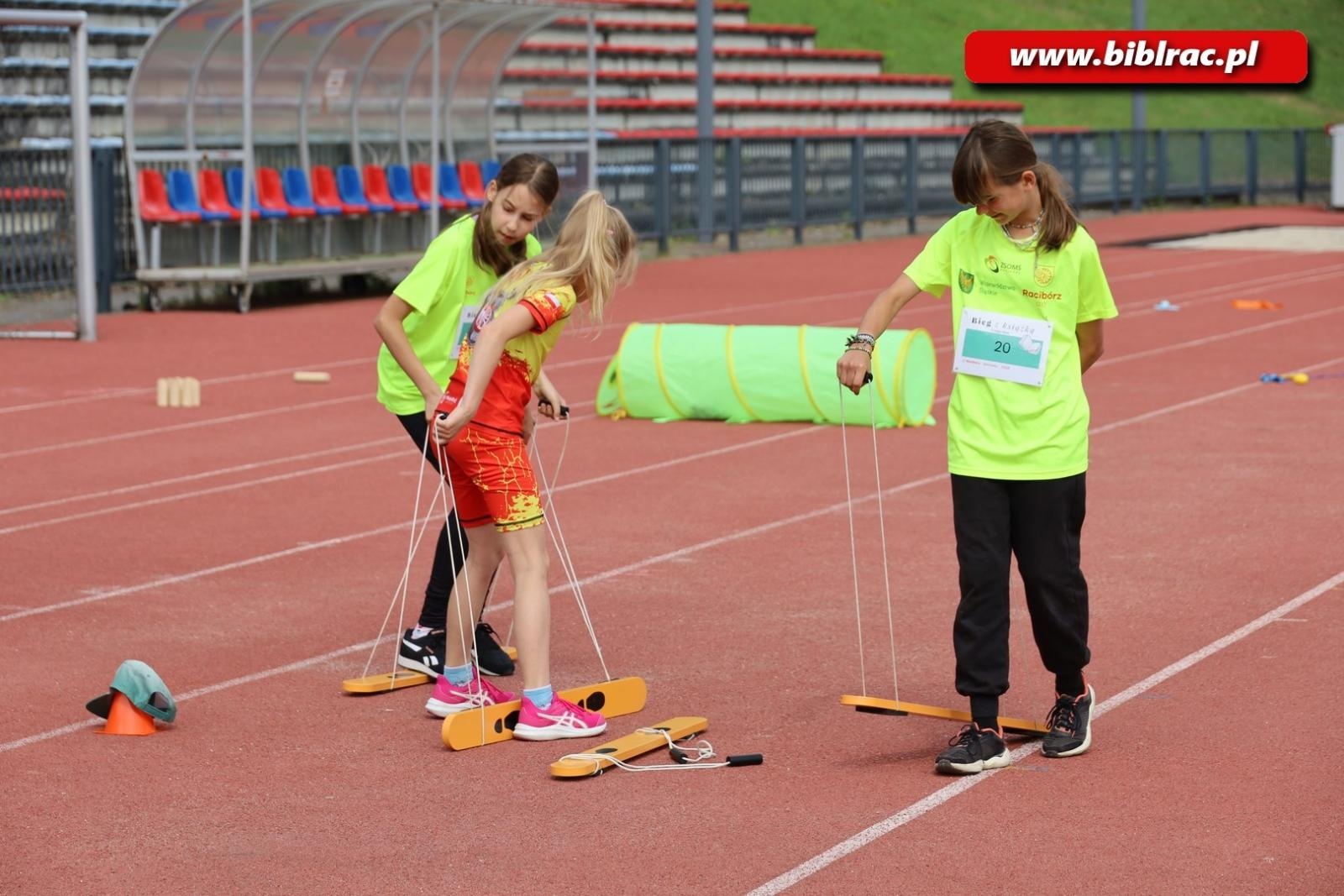 Zdjęcie w galerii na portalu naszraciborz.pl: Nie tylko czytają, ale i biegają. II Bieg z książką za nami wiadomości z regionu
