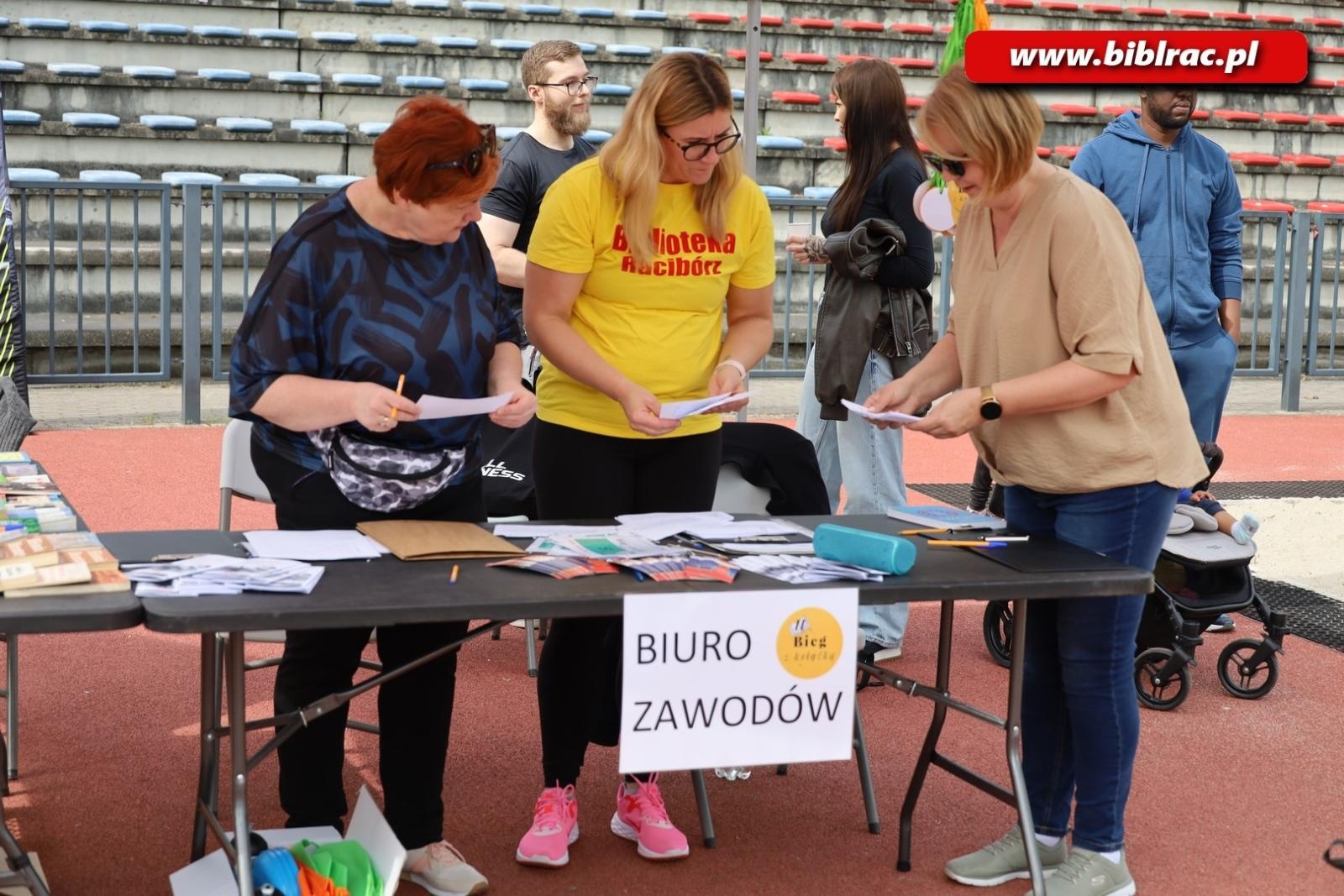 Zdjęcie w galerii na portalu naszraciborz.pl: Nie tylko czytają, ale i biegają. II Bieg z książką za nami wiadomości z regionu