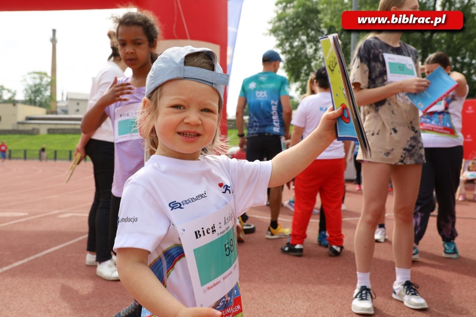 Zdjęcie w galerii na portalu naszraciborz.pl: Nie tylko czytają, ale i biegają. II Bieg z książką za nami wiadomości z regionu