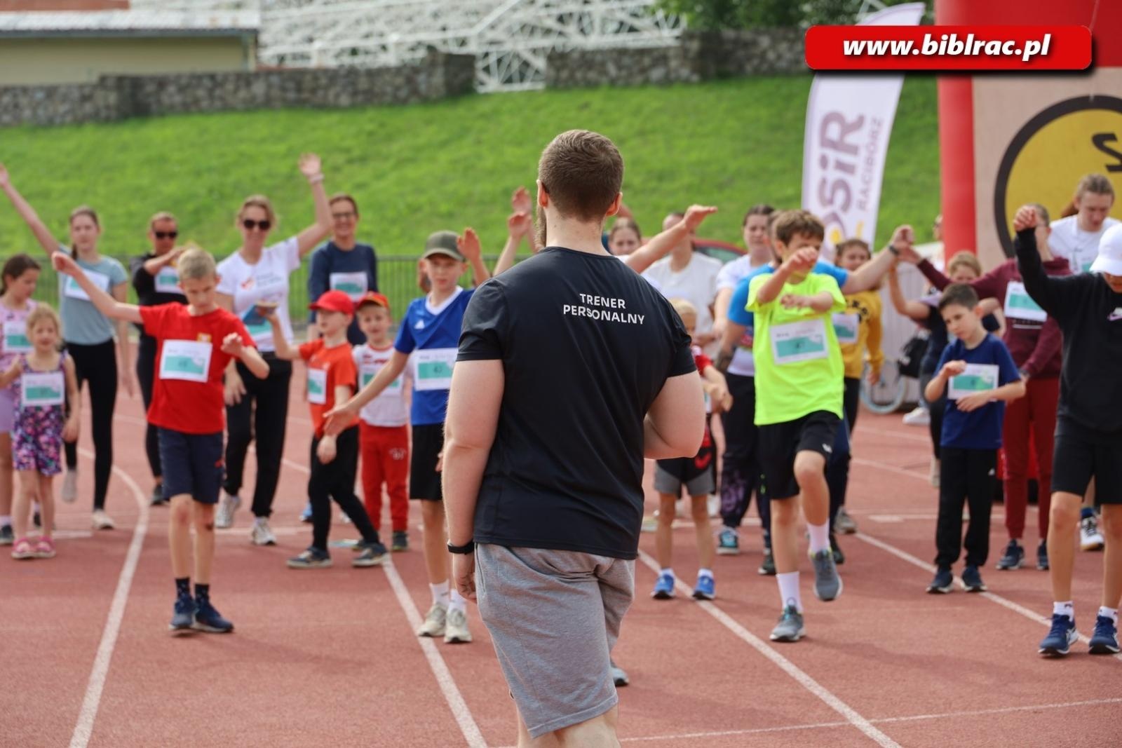 Zdjęcie w galerii na portalu naszraciborz.pl: Nie tylko czytają, ale i biegają. II Bieg z książką za nami wiadomości z regionu