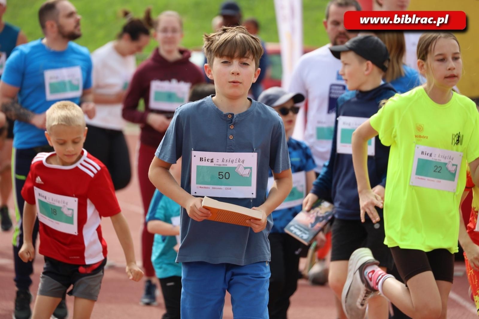 Zdjęcie w galerii na portalu naszraciborz.pl: Nie tylko czytają, ale i biegają. II Bieg z książką za nami wiadomości z regionu