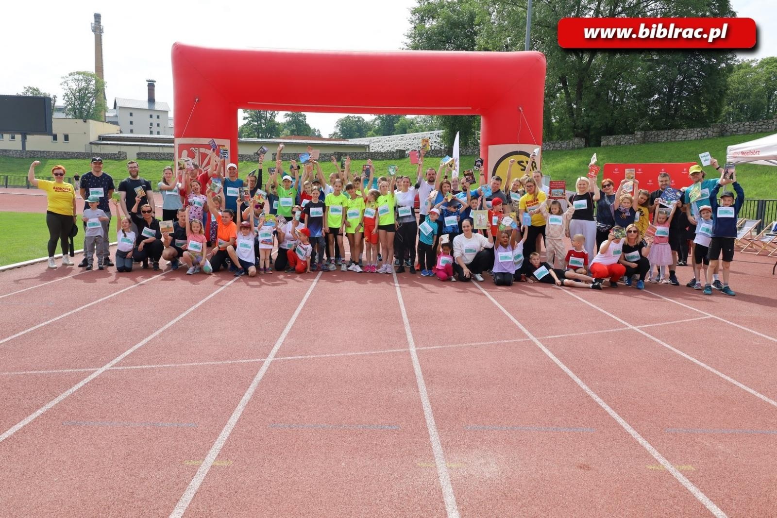 Zdjęcie w galerii na portalu naszraciborz.pl: Nie tylko czytają, ale i biegają. II Bieg z książką za nami wiadomości z regionu
