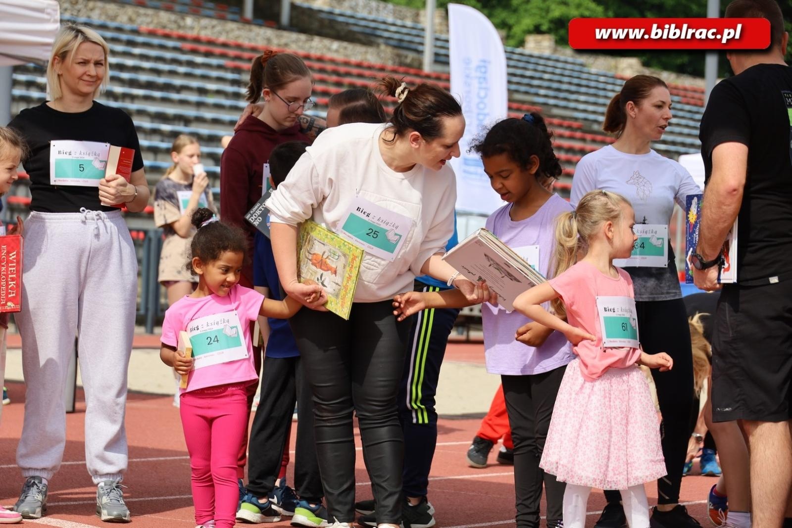 Zdjęcie w galerii na portalu naszraciborz.pl: Nie tylko czytają, ale i biegają. II Bieg z książką za nami wiadomości z regionu