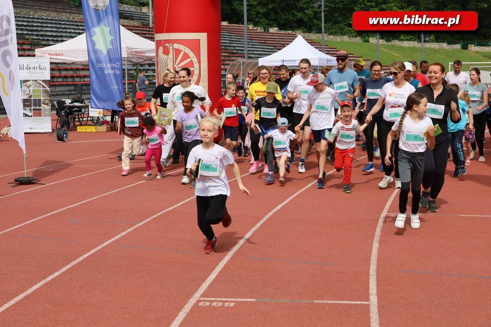 Zdjęcie w galerii na portalu naszraciborz.pl: Nie tylko czytają, ale i biegają. II Bieg z książką za nami wiadomości z regionu