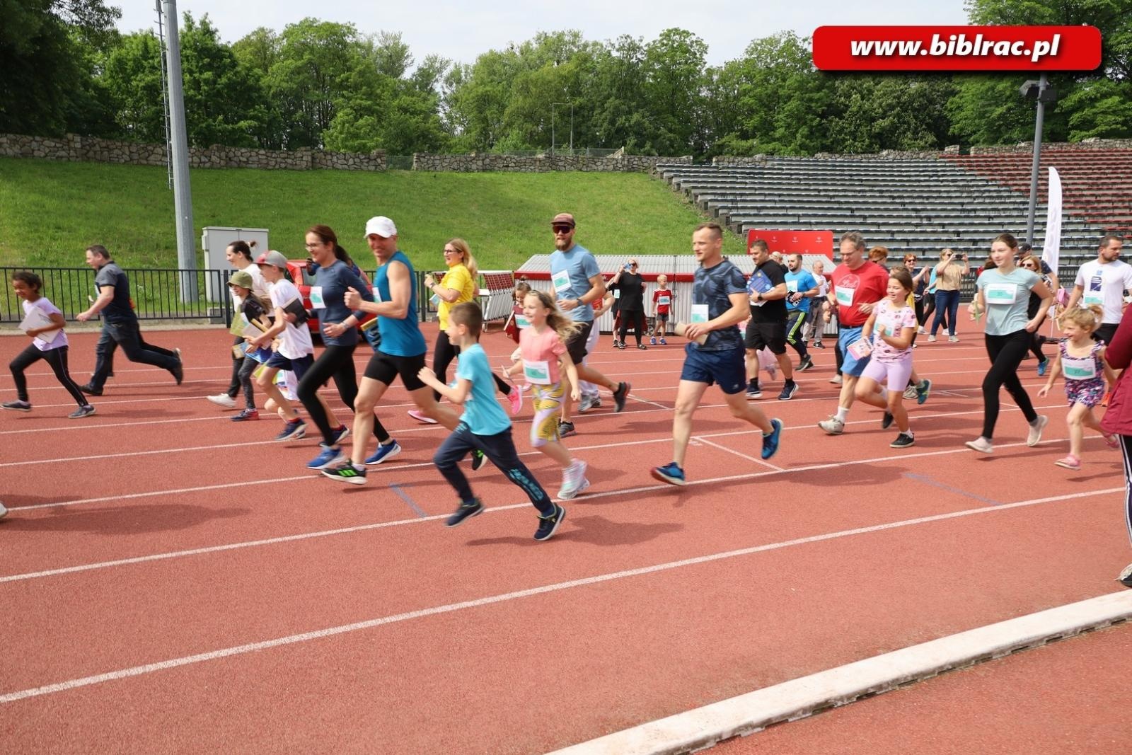 Zdjęcie w galerii na portalu naszraciborz.pl: Nie tylko czytają, ale i biegają. II Bieg z książką za nami wiadomości z regionu