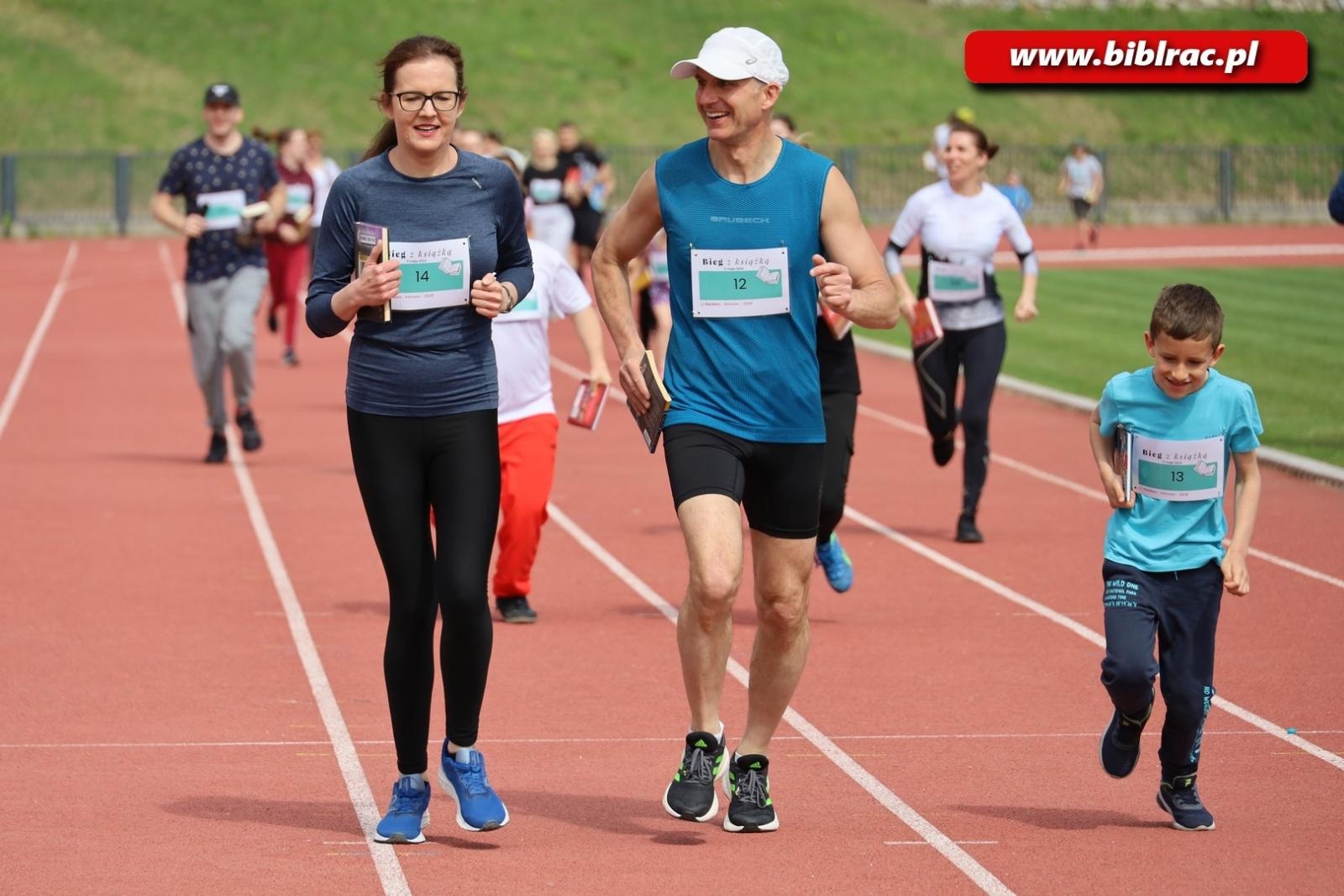 Zdjęcie w galerii na portalu naszraciborz.pl: Nie tylko czytają, ale i biegają. II Bieg z książką za nami wiadomości z regionu