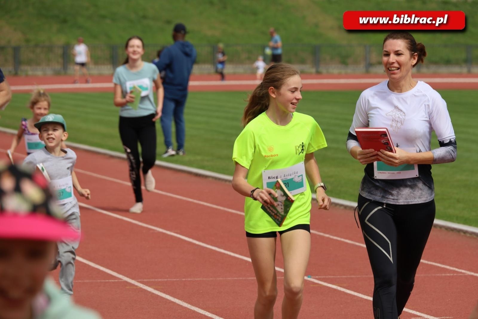 Zdjęcie w galerii na portalu naszraciborz.pl: Nie tylko czytają, ale i biegają. II Bieg z książką za nami wiadomości z regionu