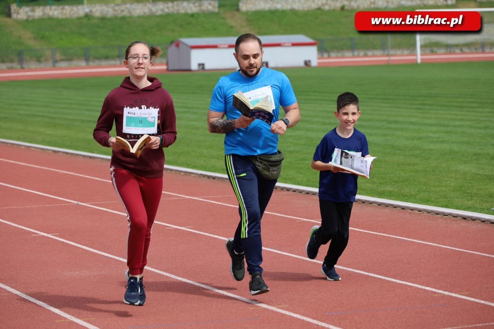 Zdjęcie w galerii na portalu naszraciborz.pl: Nie tylko czytają, ale i biegają. II Bieg z książką za nami wiadomości z regionu