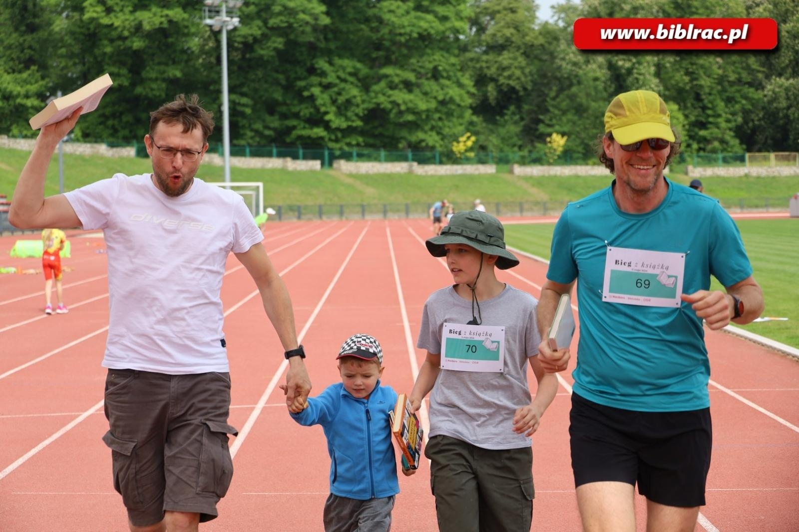 Zdjęcie w galerii na portalu naszraciborz.pl: Nie tylko czytają, ale i biegają. II Bieg z książką za nami wiadomości z regionu