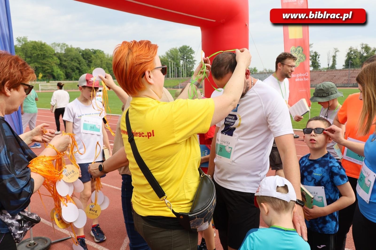 Zdjęcie w galerii na portalu naszraciborz.pl: Nie tylko czytają, ale i biegają. II Bieg z książką za nami wiadomości z regionu