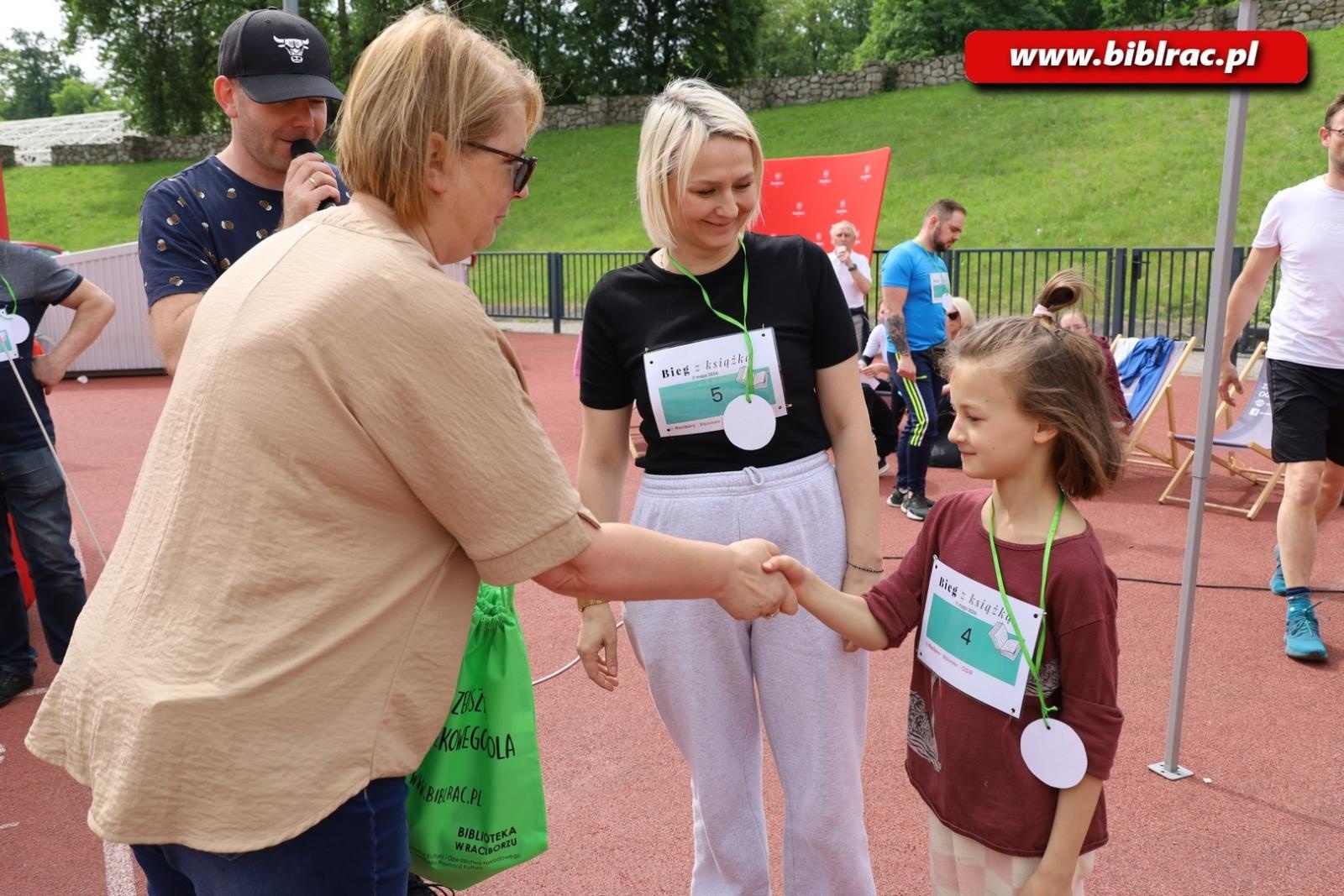 Zdjęcie w galerii na portalu naszraciborz.pl: Nie tylko czytają, ale i biegają. II Bieg z książką za nami wiadomości z regionu