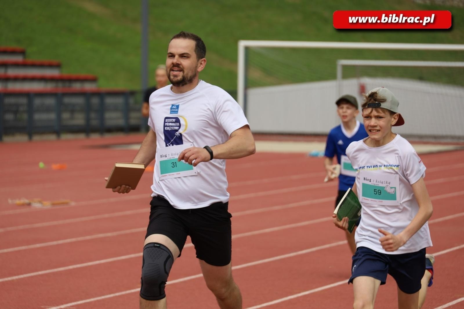 Zdjęcie w galerii na portalu naszraciborz.pl: Nie tylko czytają, ale i biegają. II Bieg z książką za nami wiadomości z regionu