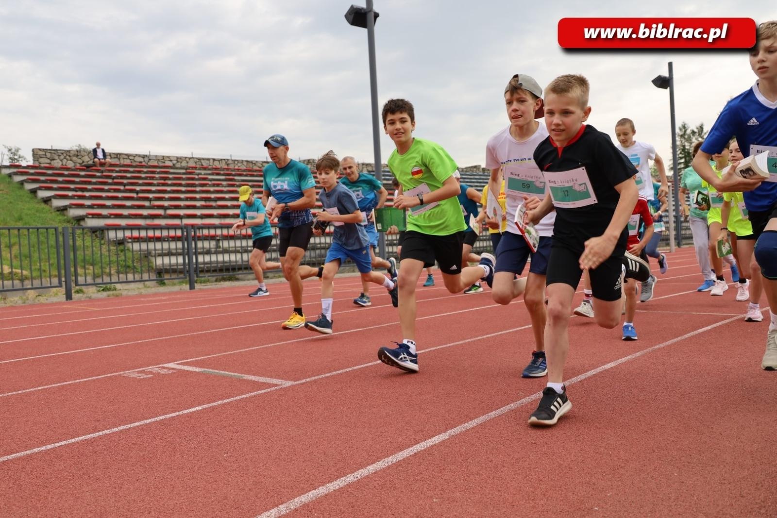 Zdjęcie w galerii na portalu naszraciborz.pl: Nie tylko czytają, ale i biegają. II Bieg z książką za nami wiadomości z regionu
