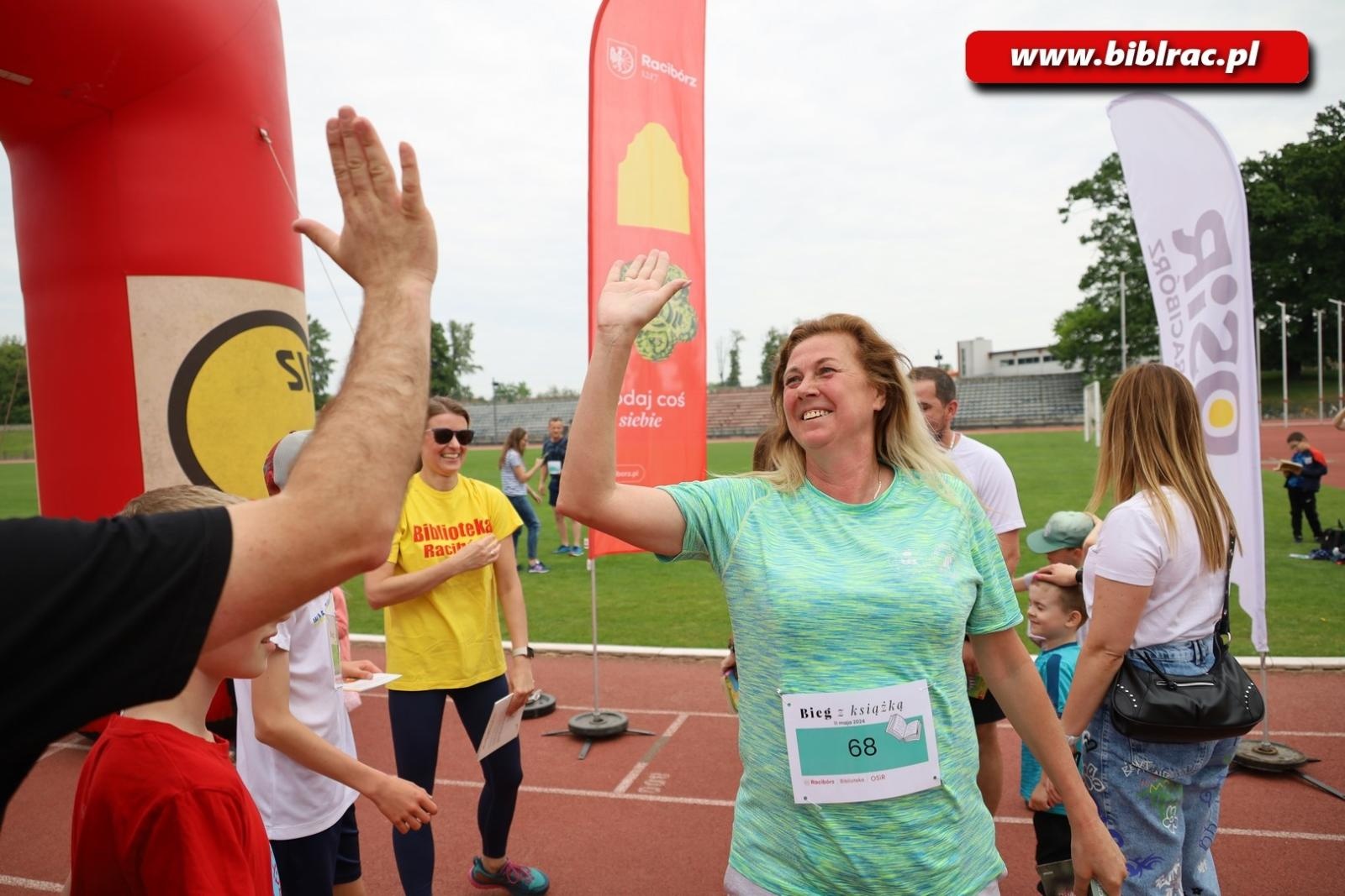 Zdjęcie w galerii na portalu naszraciborz.pl: Nie tylko czytają, ale i biegają. II Bieg z książką za nami wiadomości z regionu