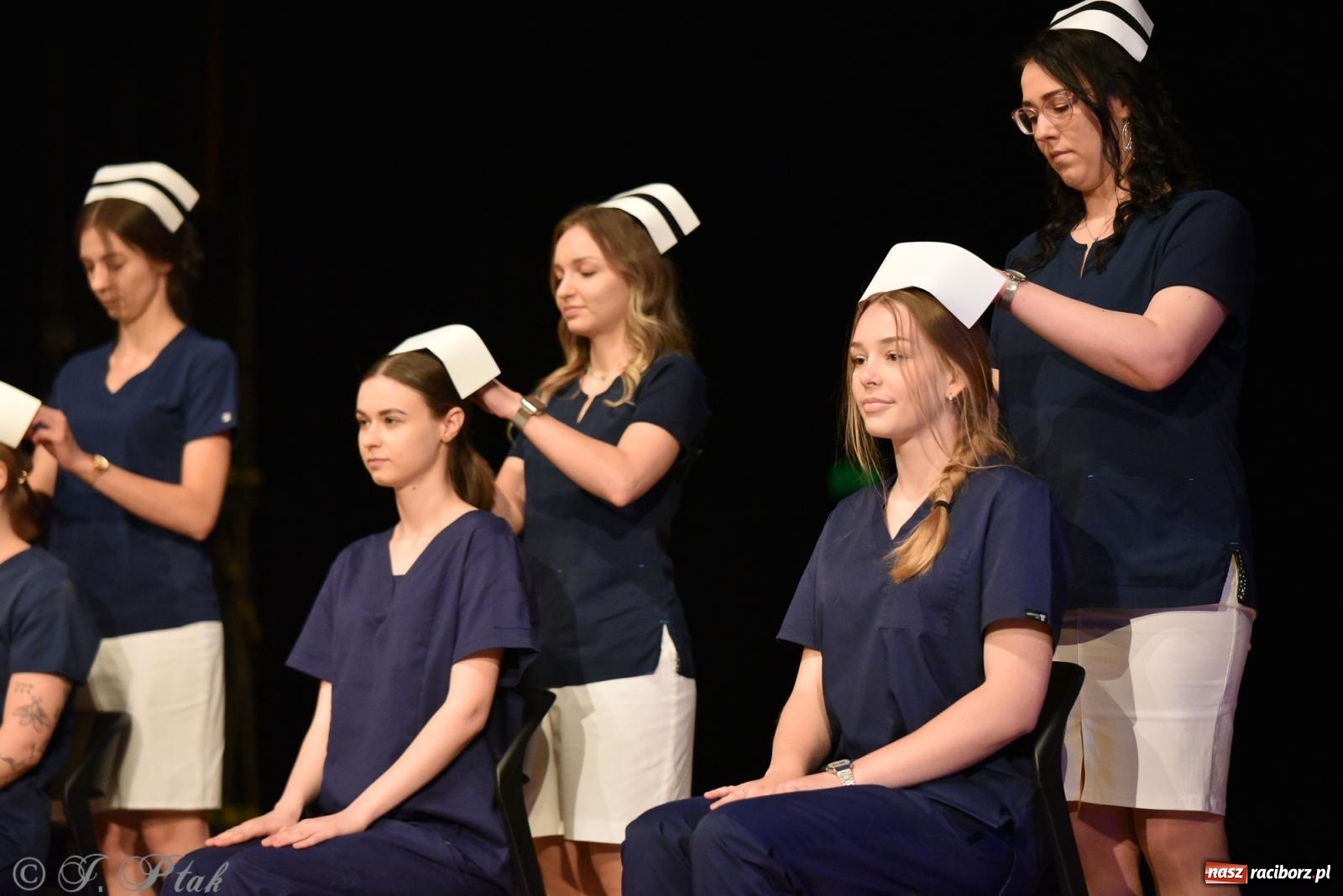 Zdjęcie w galerii na portalu naszraciborz.pl: Pierwszy stopień wtajemniczenia. Czepkowanie w raciborskiej ANS [FOTO i WIDEO] wiadomości z regionu