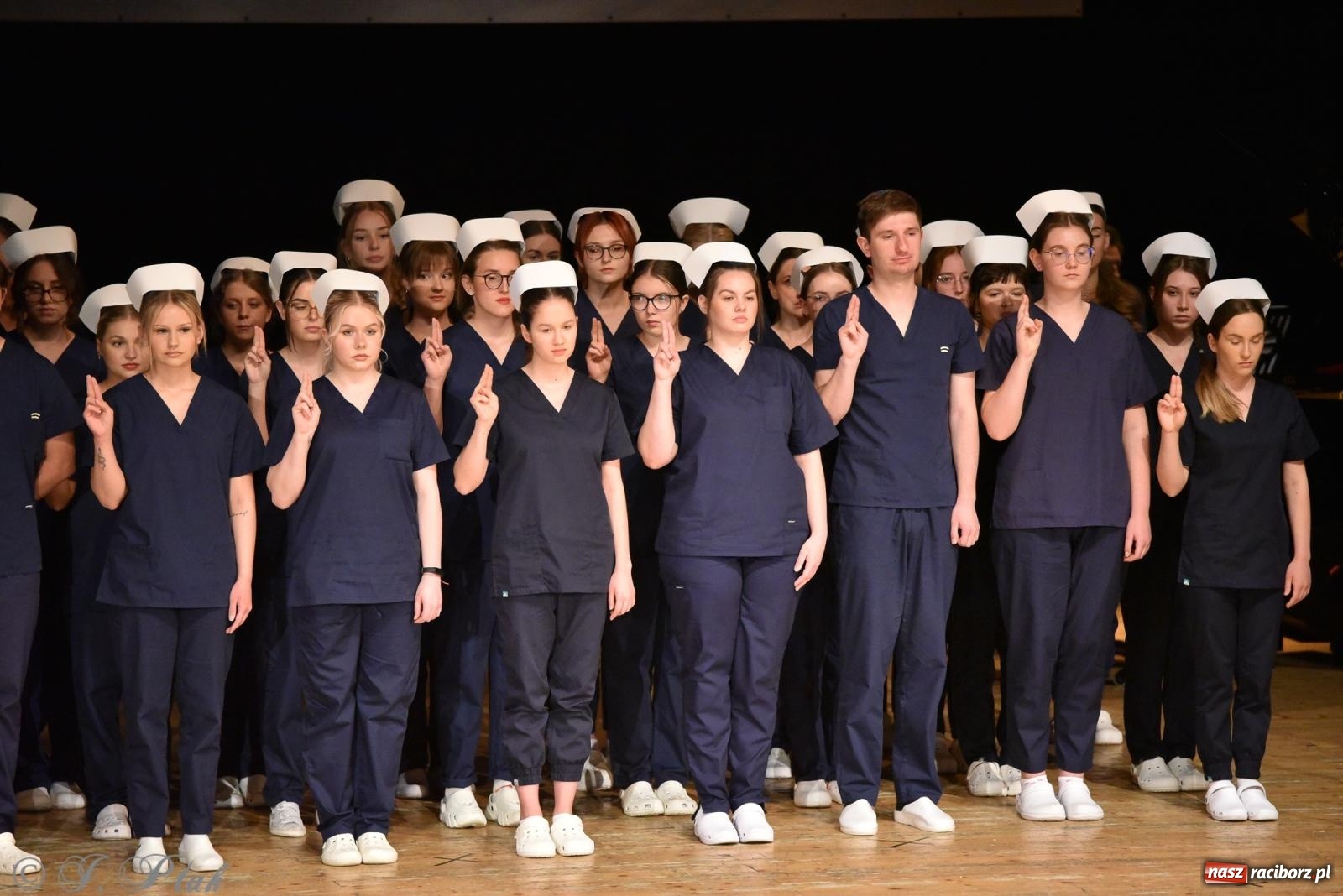 Zdjęcie w galerii na portalu naszraciborz.pl: Pierwszy stopień wtajemniczenia. Czepkowanie w raciborskiej ANS [FOTO i WIDEO] wiadomości z regionu