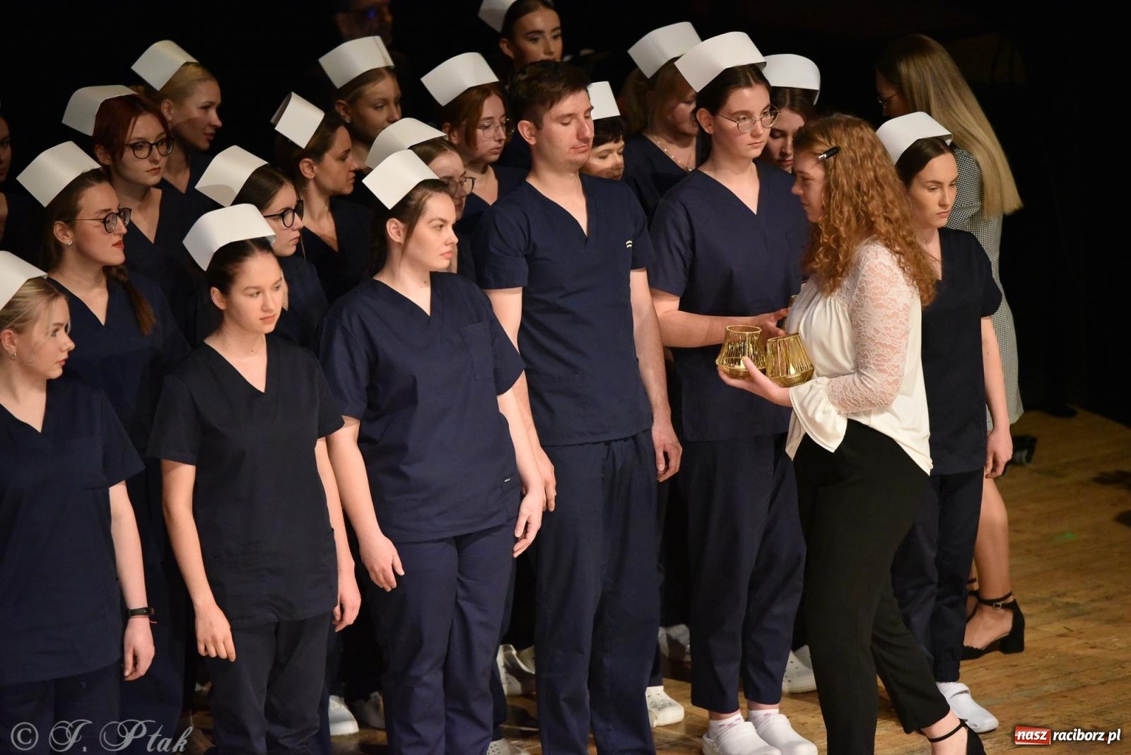 Zdjęcie w galerii na portalu naszraciborz.pl: Pierwszy stopień wtajemniczenia. Czepkowanie w raciborskiej ANS [FOTO i WIDEO] wiadomości z regionu