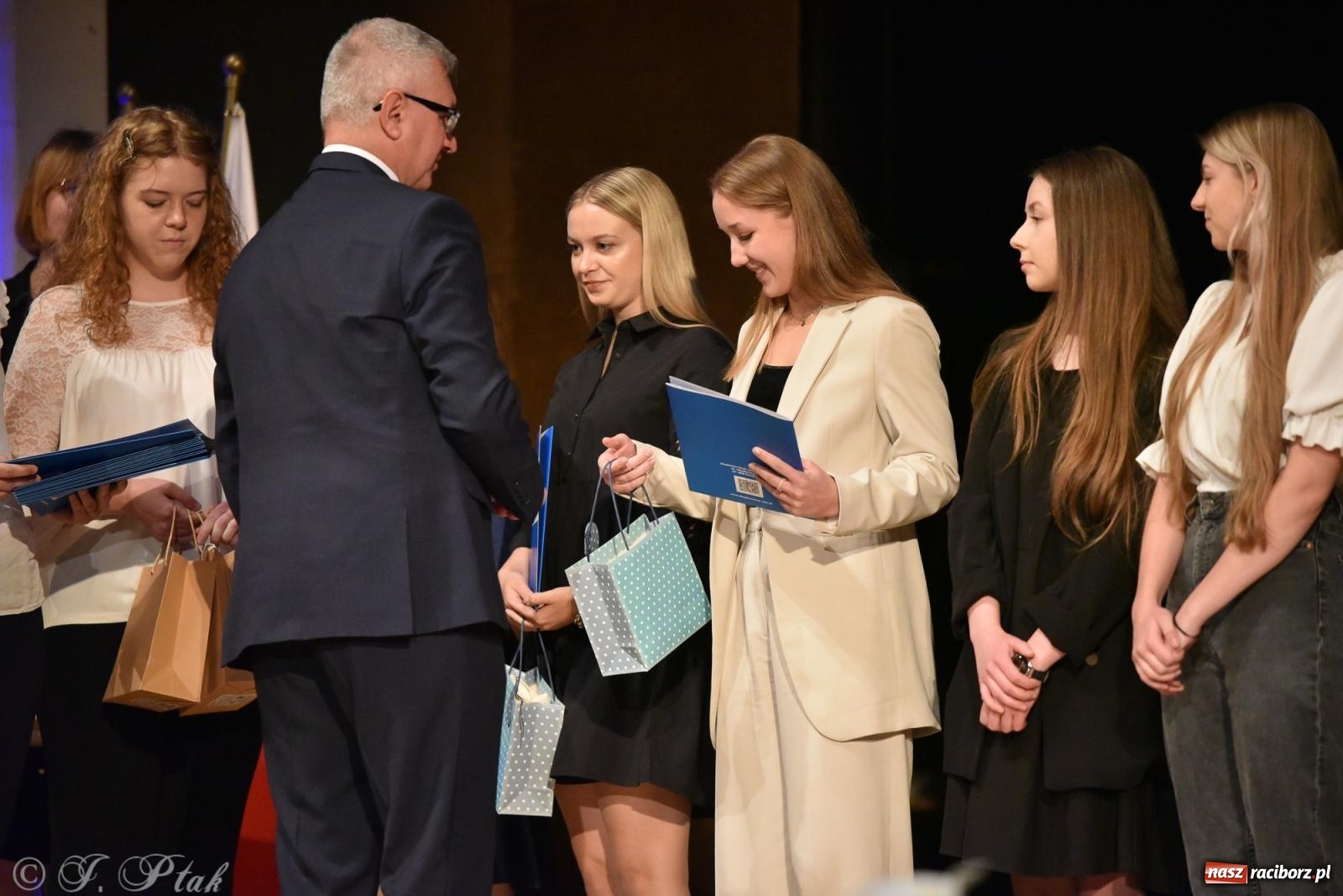 Zdjęcie w galerii na portalu naszraciborz.pl: Pierwszy stopień wtajemniczenia. Czepkowanie w raciborskiej ANS [FOTO i WIDEO] wiadomości z regionu