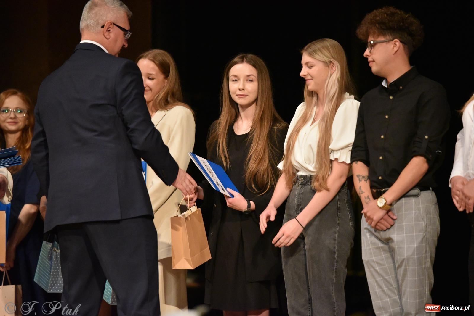 Zdjęcie w galerii na portalu naszraciborz.pl: Pierwszy stopień wtajemniczenia. Czepkowanie w raciborskiej ANS [FOTO i WIDEO] wiadomości z regionu