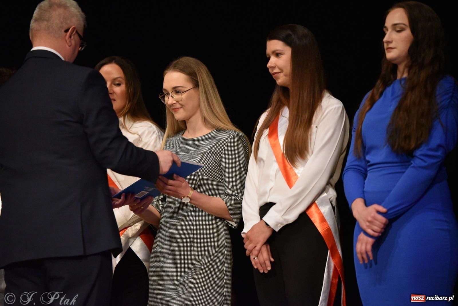 Zdjęcie w galerii na portalu naszraciborz.pl: Pierwszy stopień wtajemniczenia. Czepkowanie w raciborskiej ANS [FOTO i WIDEO] wiadomości z regionu