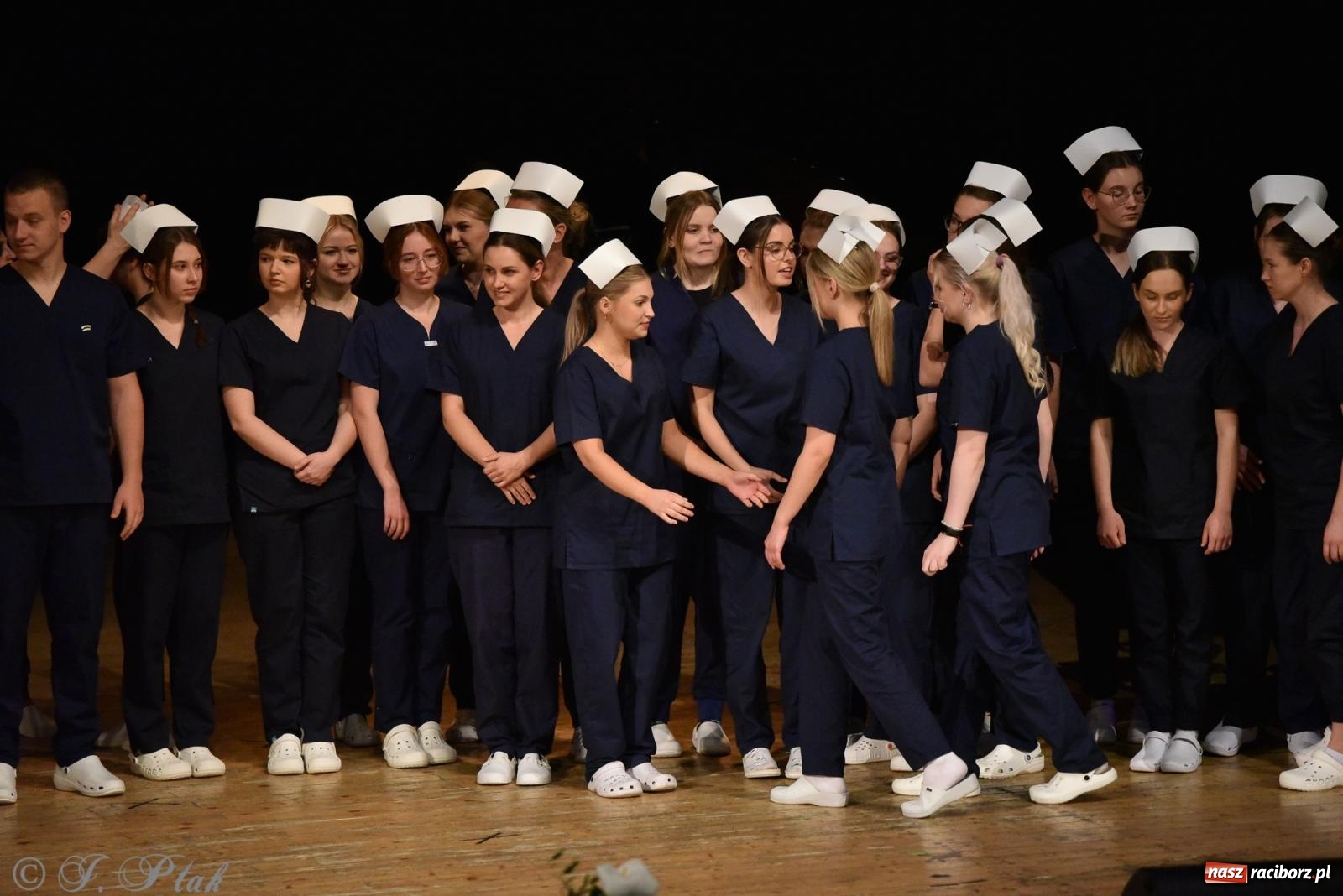 Zdjęcie w galerii na portalu naszraciborz.pl: Pierwszy stopień wtajemniczenia. Czepkowanie w raciborskiej ANS [FOTO i WIDEO] wiadomości z regionu