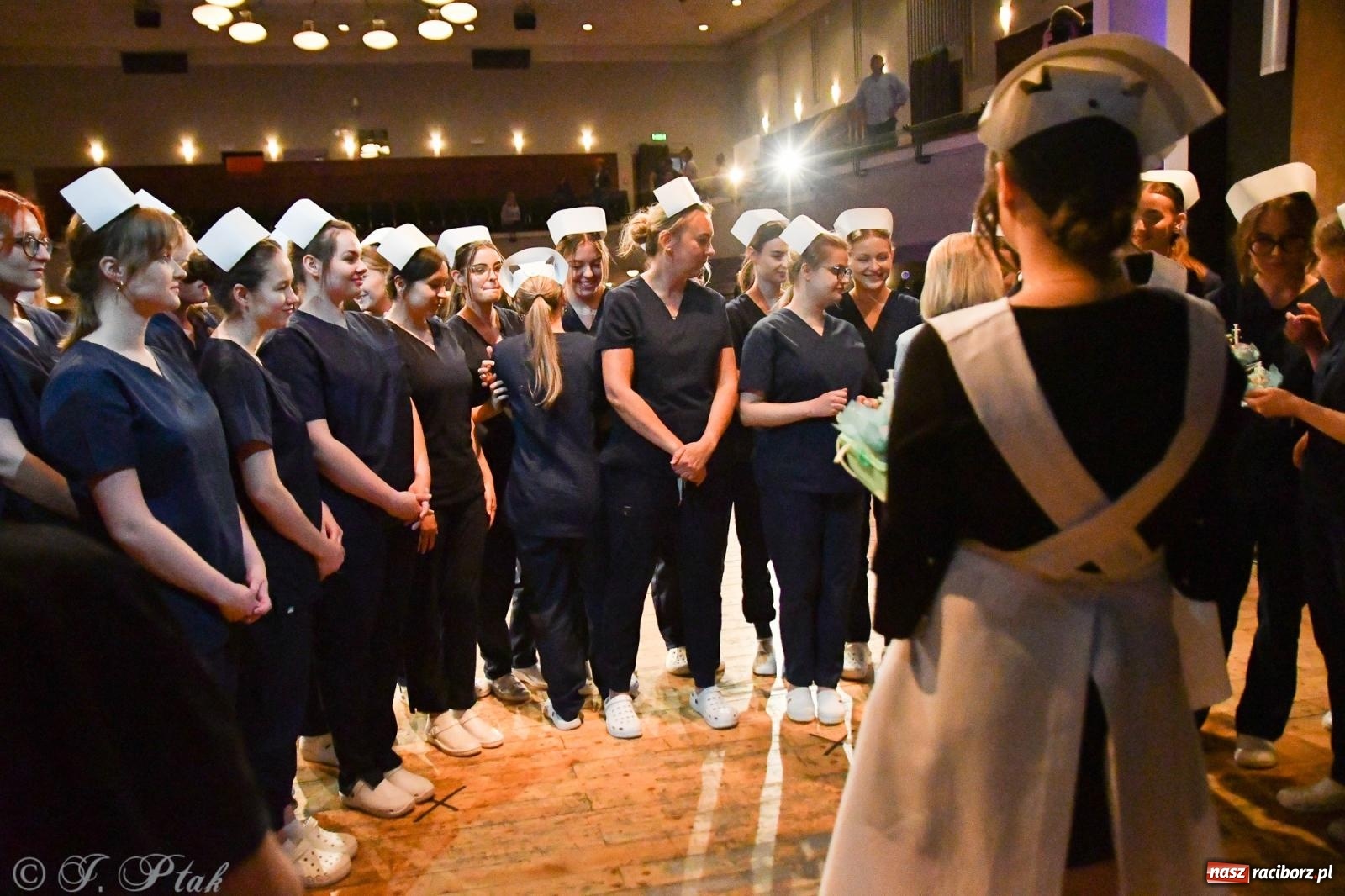 Zdjęcie w galerii na portalu naszraciborz.pl: Pierwszy stopień wtajemniczenia. Czepkowanie w raciborskiej ANS [FOTO i WIDEO] wiadomości z regionu