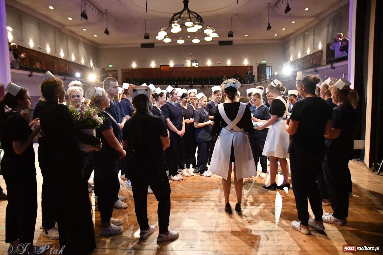 Zdjęcie w galerii na portalu naszraciborz.pl: Pierwszy stopień wtajemniczenia. Czepkowanie w raciborskiej ANS [FOTO i WIDEO] wiadomości z regionu