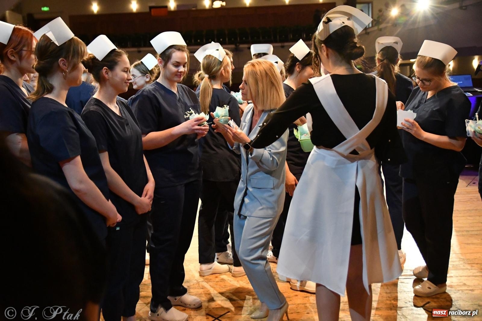 Zdjęcie w galerii na portalu naszraciborz.pl: Pierwszy stopień wtajemniczenia. Czepkowanie w raciborskiej ANS [FOTO i WIDEO] wiadomości z regionu