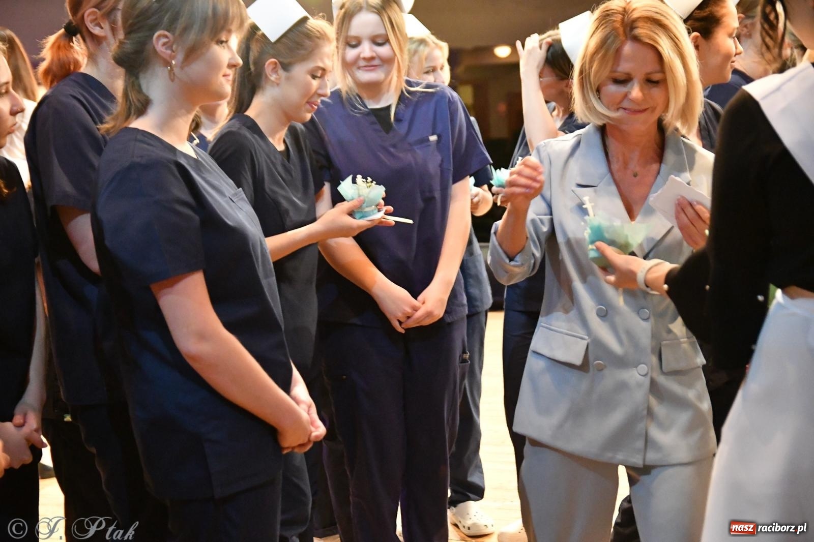 Zdjęcie w galerii na portalu naszraciborz.pl: Pierwszy stopień wtajemniczenia. Czepkowanie w raciborskiej ANS [FOTO i WIDEO] wiadomości z regionu