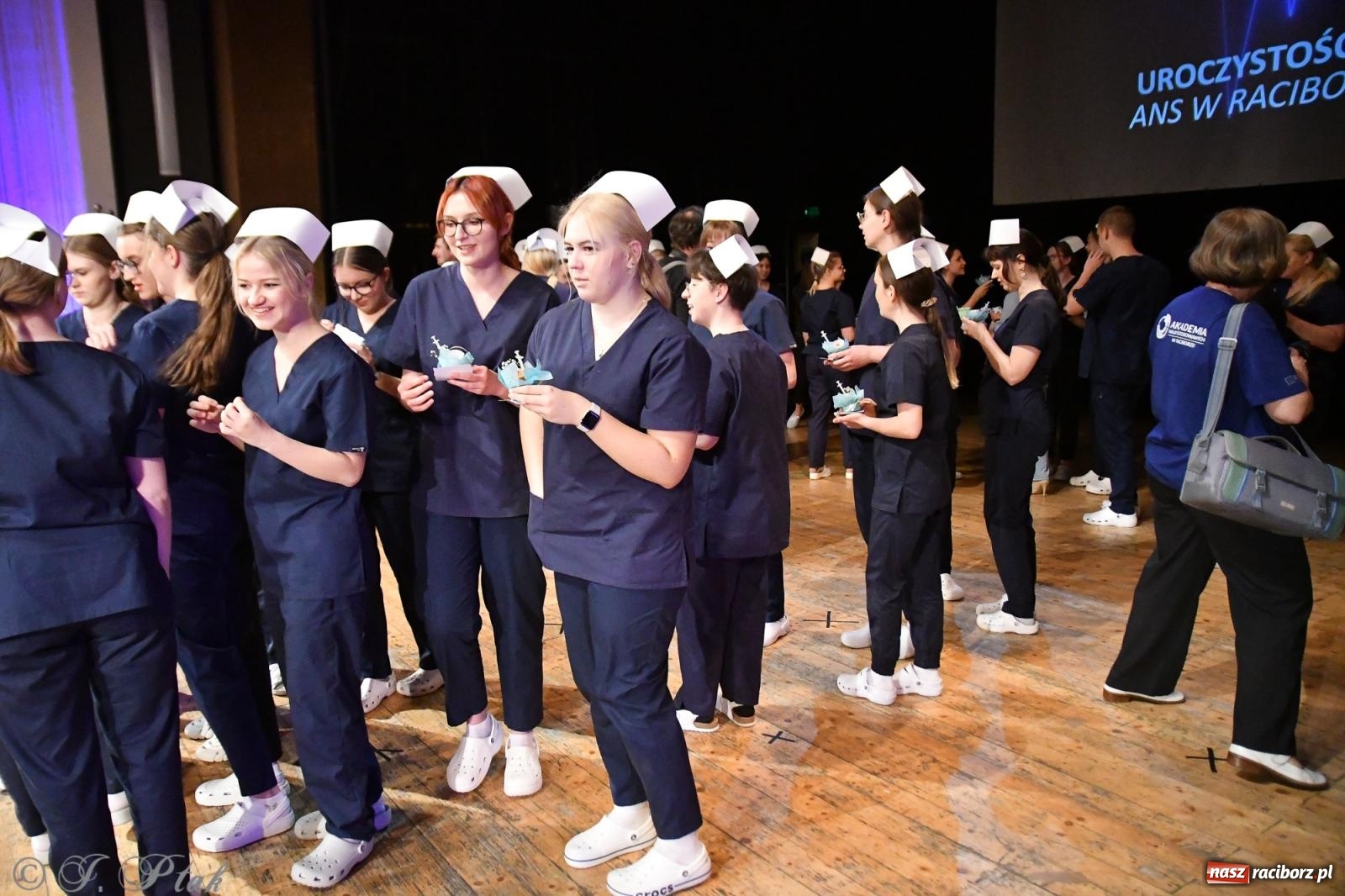 Zdjęcie w galerii na portalu naszraciborz.pl: Pierwszy stopień wtajemniczenia. Czepkowanie w raciborskiej ANS [FOTO i WIDEO] wiadomości z regionu