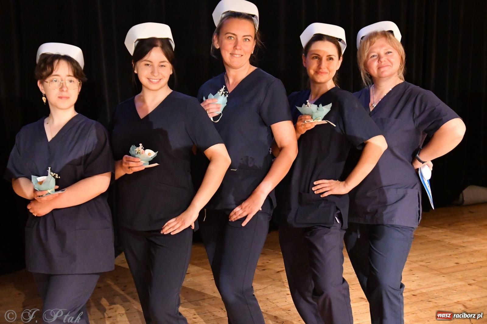 Zdjęcie w galerii na portalu naszraciborz.pl: Pierwszy stopień wtajemniczenia. Czepkowanie w raciborskiej ANS [FOTO i WIDEO] wiadomości z regionu