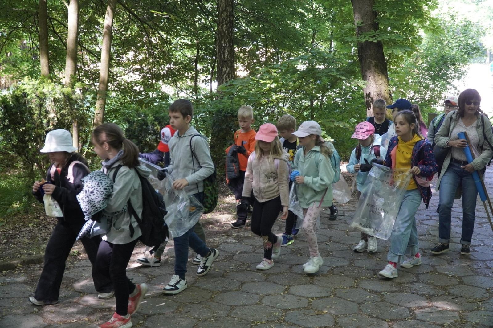 Zdjęcie w galerii na portalu naszraciborz.pl: Szkolny zespół antysmogowy odwiedził raciborskie Arboretum wiadomości z regionu