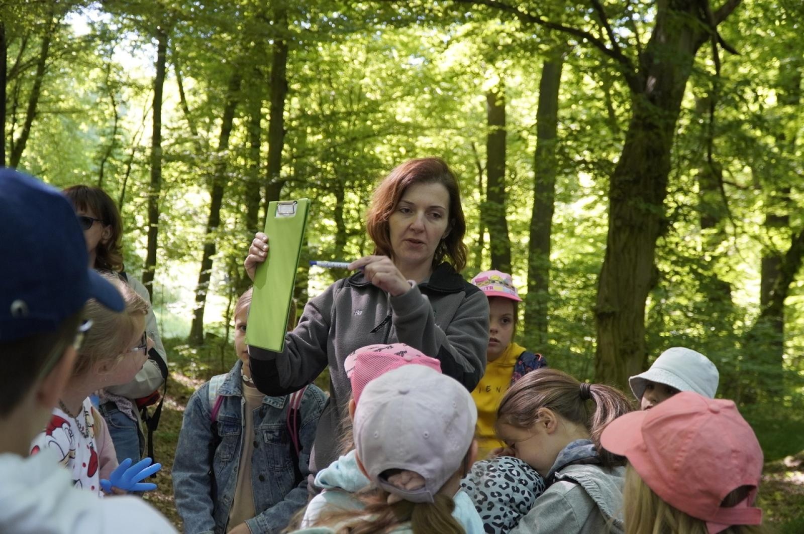 Zdjęcie w galerii na portalu naszraciborz.pl: Szkolny zespół antysmogowy odwiedził raciborskie Arboretum wiadomości z regionu