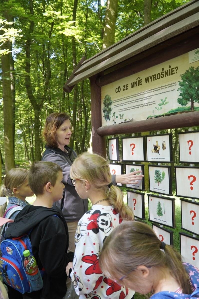 Zdjęcie w galerii na portalu naszraciborz.pl: Szkolny zespół antysmogowy odwiedził raciborskie Arboretum wiadomości z regionu