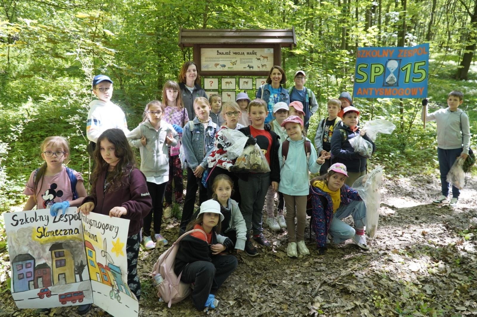 Zdjęcie w galerii na portalu naszraciborz.pl: Szkolny zespół antysmogowy odwiedził raciborskie Arboretum wiadomości z regionu