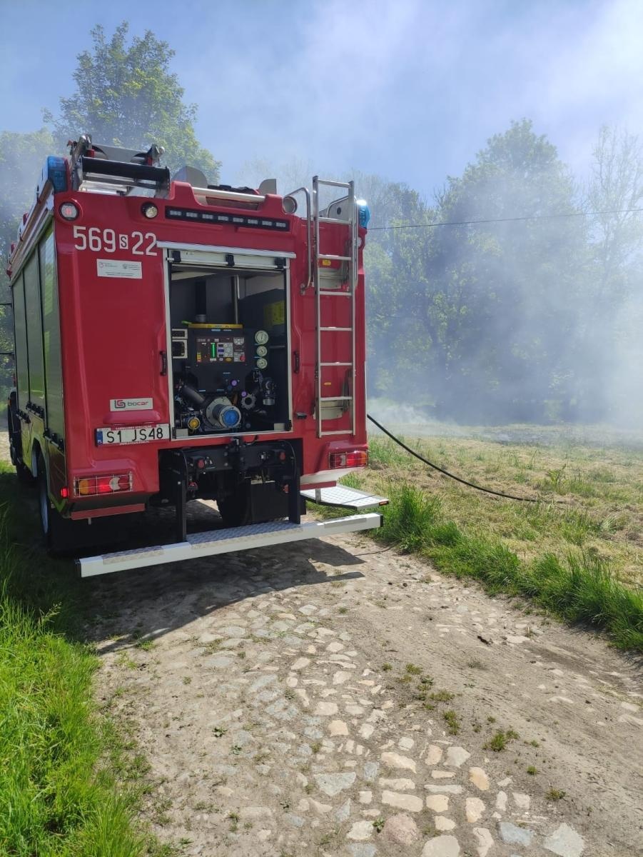 Zdjęcie w galerii na portalu naszraciborz.pl: W Dolędzinie paliła się trawa. To było podpalenie wiadomości z regionu