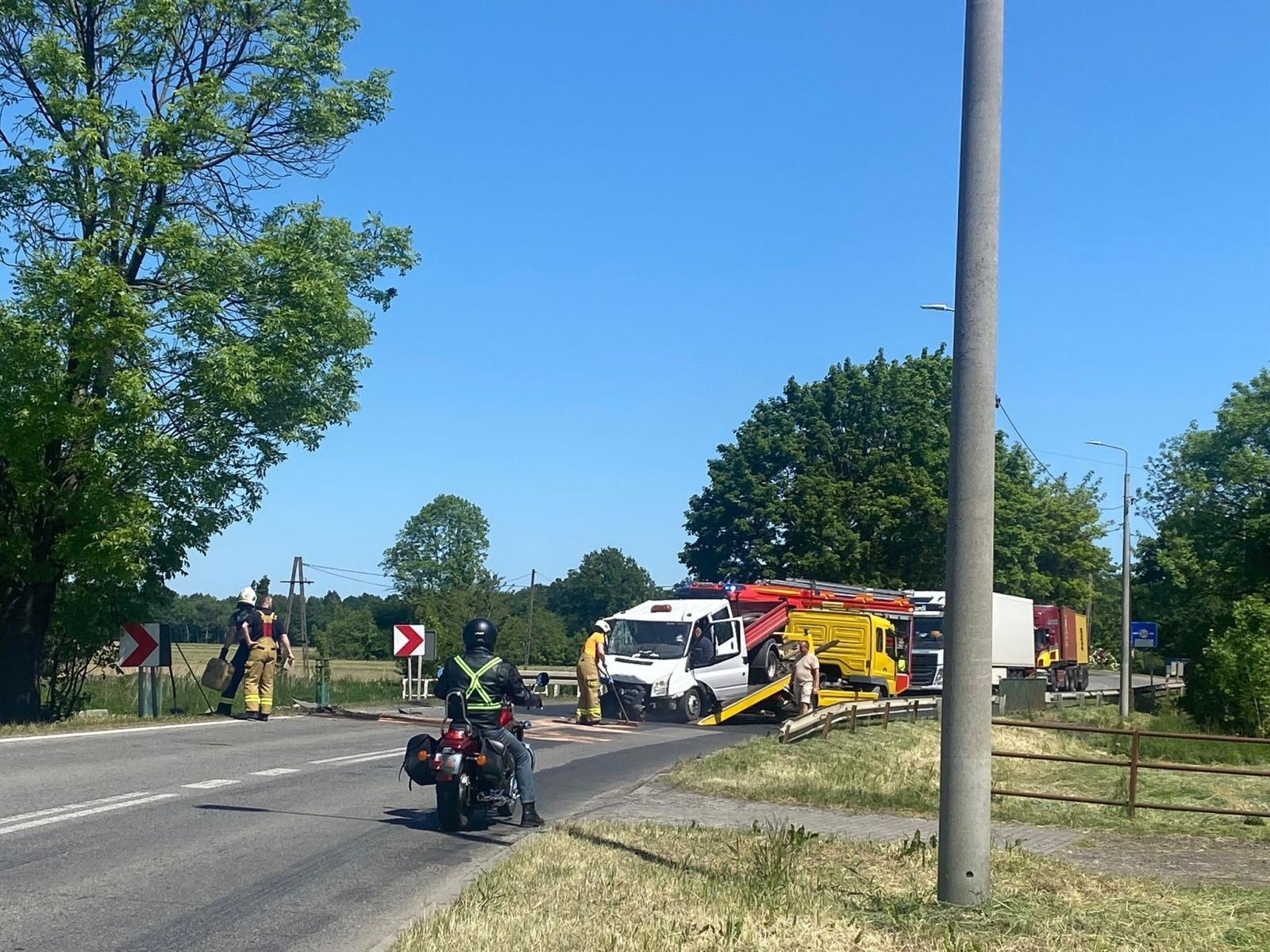 Zdjęcie w galerii na portalu naszraciborz.pl: Czołowe zderzenie na Gliwickiej. Kierowca BMW zjechał na przeciwny pas ruchu [FOTO] wiadomości z regionu