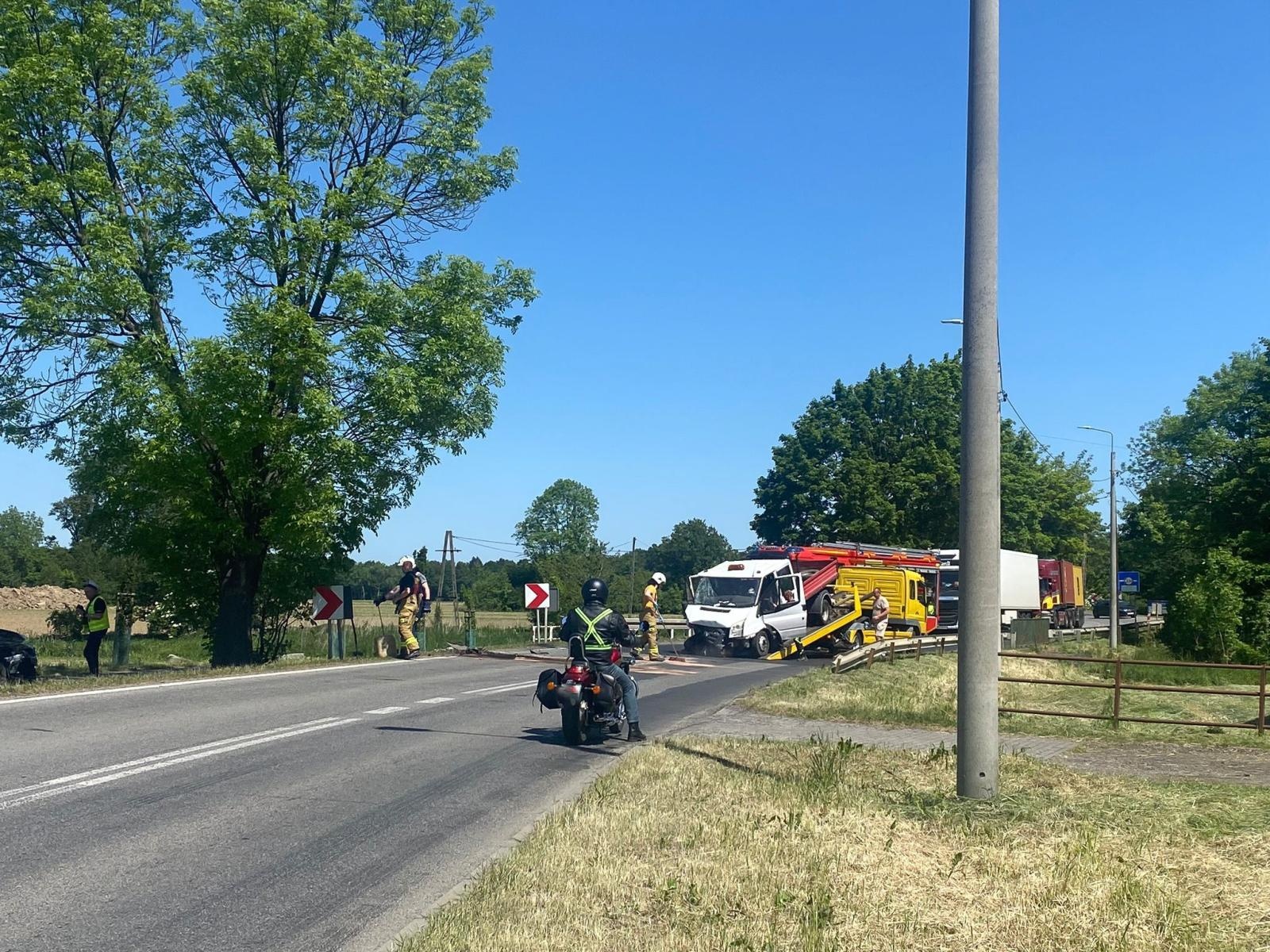 Zdjęcie w galerii na portalu naszraciborz.pl: Czołowe zderzenie na Gliwickiej. Kierowca BMW zjechał na przeciwny pas ruchu [FOTO] wiadomości z regionu