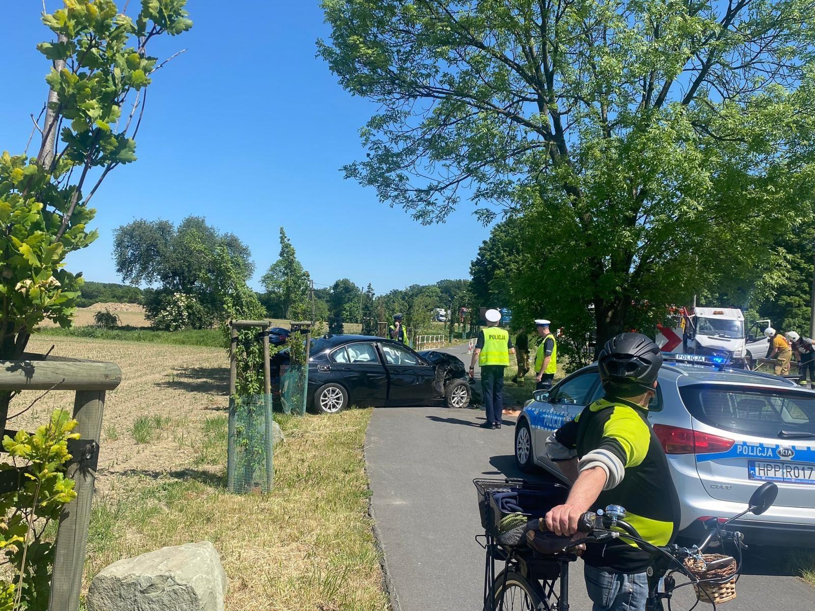 Zdjęcie w galerii na portalu naszraciborz.pl: Czołowe zderzenie na Gliwickiej. Kierowca BMW zjechał na przeciwny pas ruchu [FOTO] wiadomości z regionu