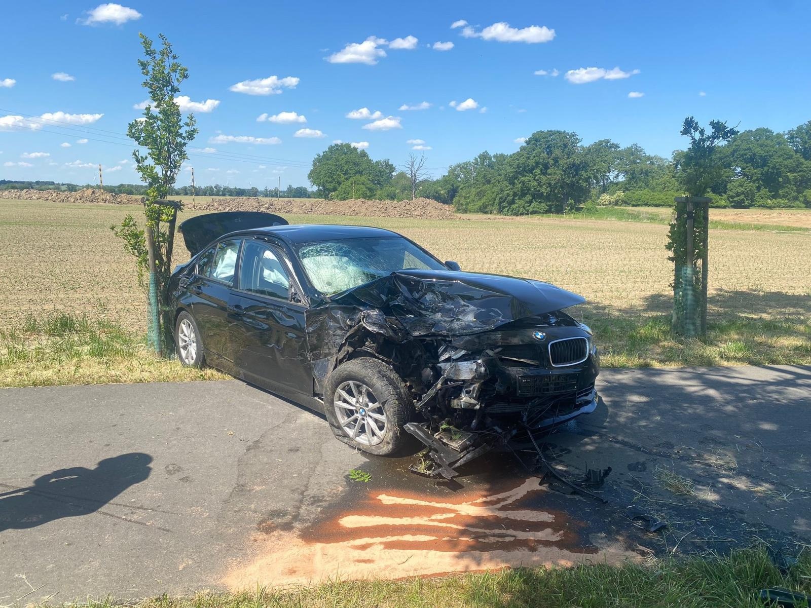 Zdjęcie w galerii na portalu naszraciborz.pl: Czołowe zderzenie na Gliwickiej. Kierowca BMW zjechał na przeciwny pas ruchu [FOTO] wiadomości z regionu