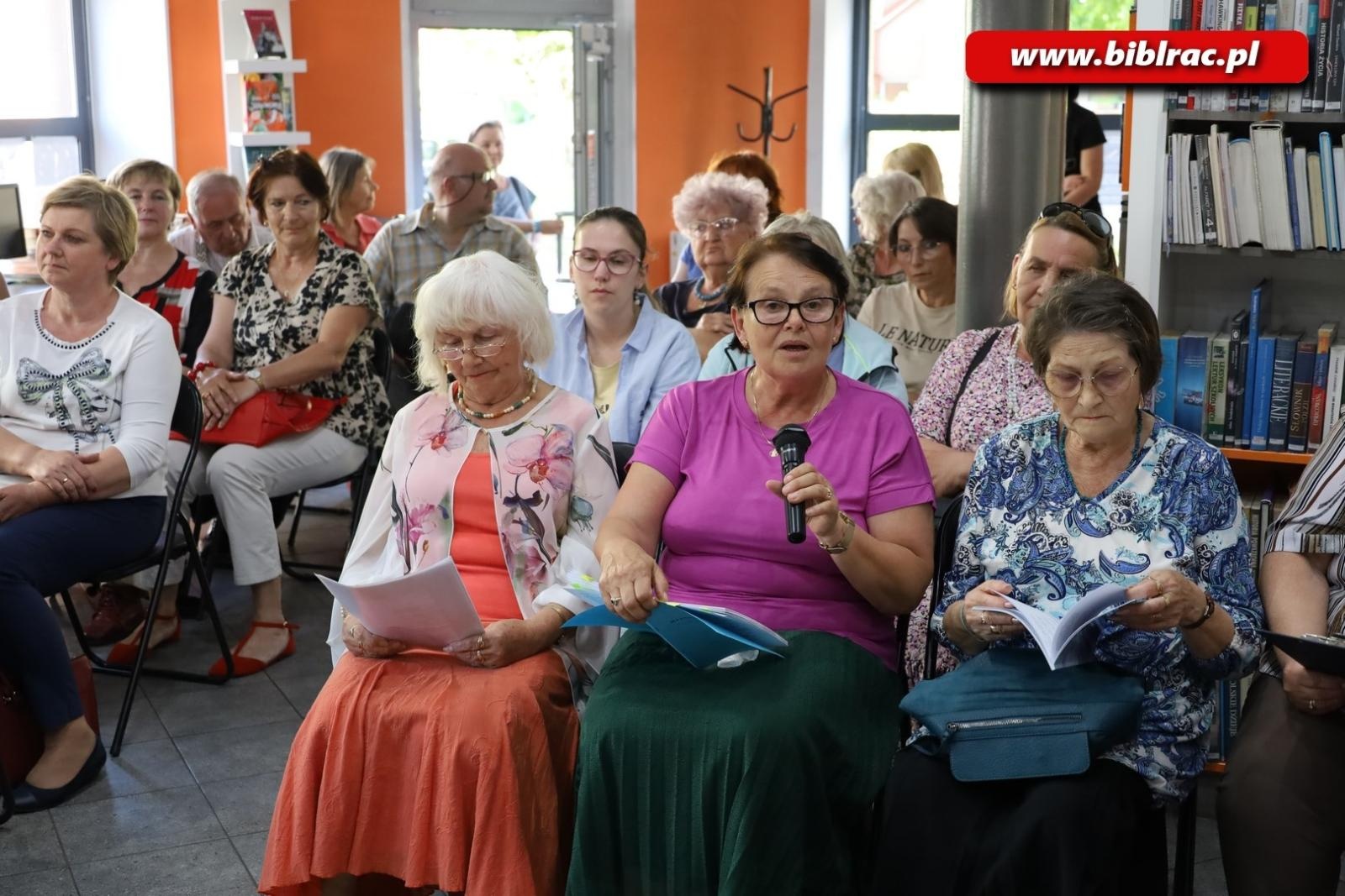 Zdjęcie w galerii na portalu naszraciborz.pl: Wystarczy chwila. Promocja tomiku poezji Jadwigi Wojnowskiej w bibliotece wiadomości z regionu