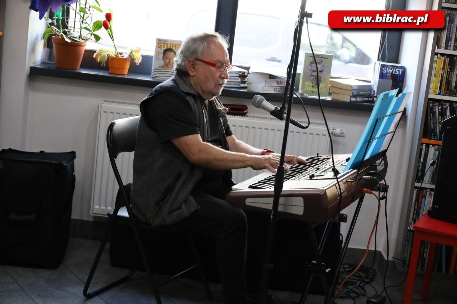 Zdjęcie w galerii na portalu naszraciborz.pl: Wystarczy chwila. Promocja tomiku poezji Jadwigi Wojnowskiej w bibliotece wiadomości z regionu