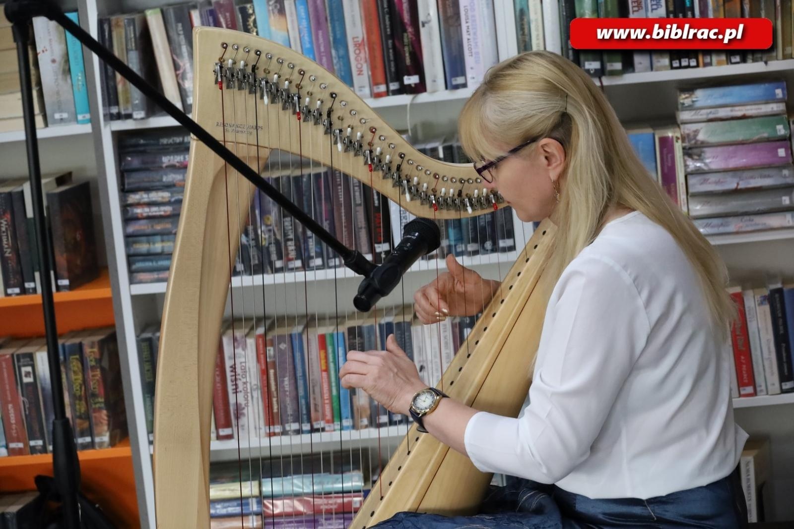 Zdjęcie w galerii na portalu naszraciborz.pl: Wystarczy chwila. Promocja tomiku poezji Jadwigi Wojnowskiej w bibliotece wiadomości z regionu