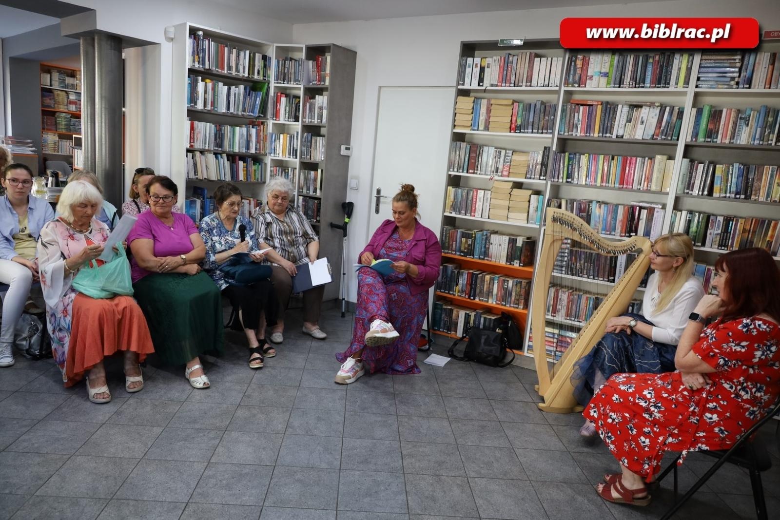 Zdjęcie w galerii na portalu naszraciborz.pl: Wystarczy chwila. Promocja tomiku poezji Jadwigi Wojnowskiej w bibliotece wiadomości z regionu