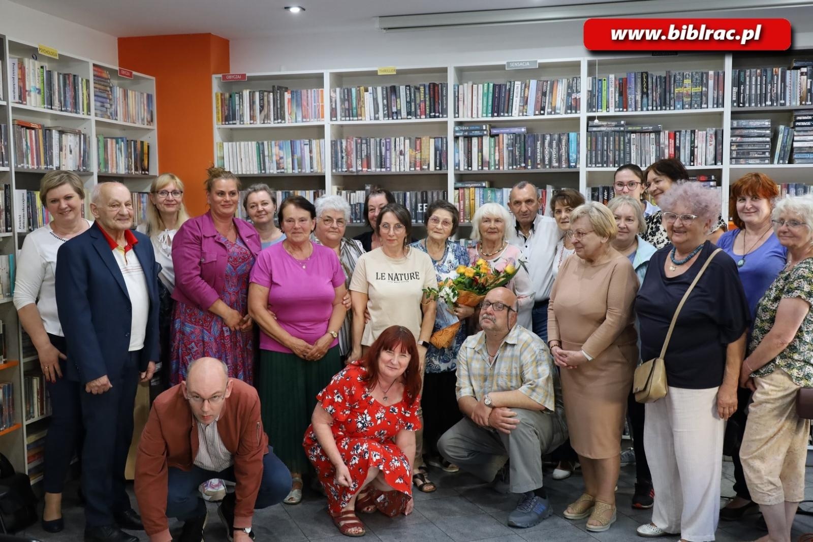 Zdjęcie w galerii na portalu naszraciborz.pl: Wystarczy chwila. Promocja tomiku poezji Jadwigi Wojnowskiej w bibliotece wiadomości z regionu
