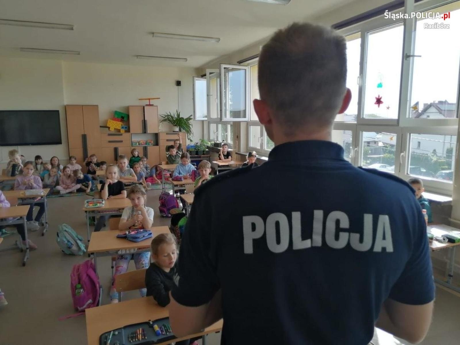 Zdjęcie w galerii na portalu naszraciborz.pl: Dzielnicowi z Pietrowic Wielkich spotkali się z uczniami wiadomości z regionu