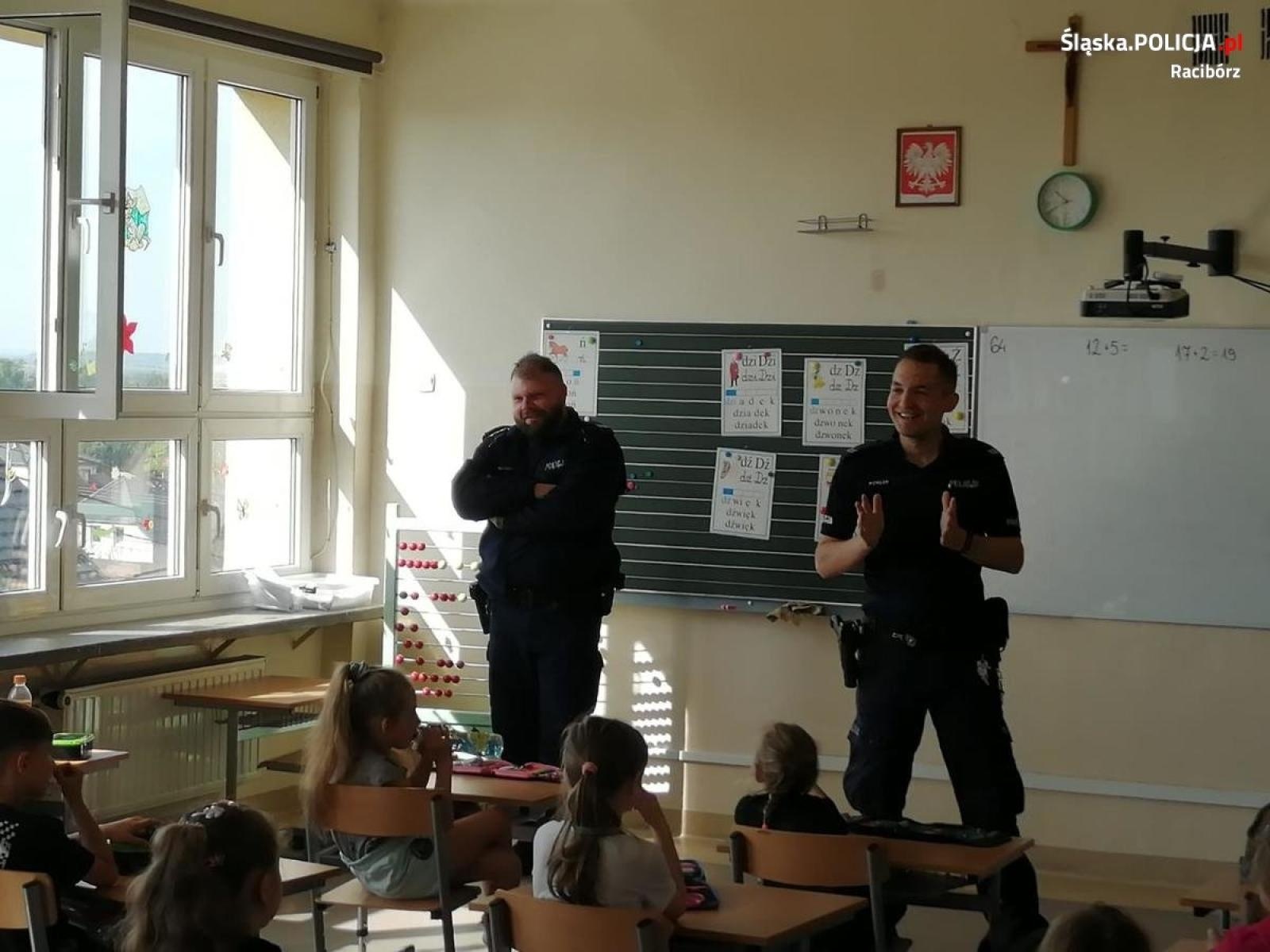 Zdjęcie w galerii na portalu naszraciborz.pl: Dzielnicowi z Pietrowic Wielkich spotkali się z uczniami wiadomości z regionu