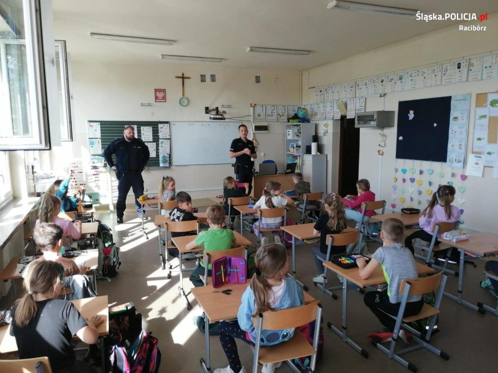 Zdjęcie w galerii na portalu naszraciborz.pl: Dzielnicowi z Pietrowic Wielkich spotkali się z uczniami wiadomości z regionu