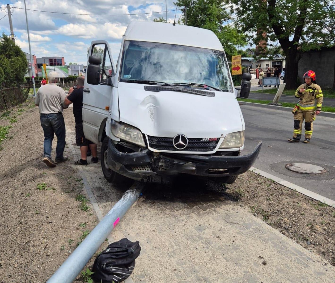 Zdjęcie w galerii na portalu naszraciborz.pl: Mercedes wjechał w słup na Rybnickiej. Kierowca był z policjantami szczery wiadomości z regionu